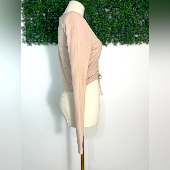 MINKPINK Cream Tan Ribbed Ruched Long Sleeved V Neck Cropped Top Size Small - Picture 3 of 10